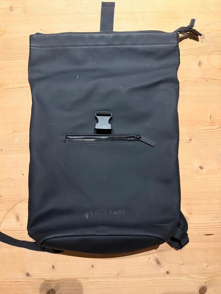 Strakke zwarte rugtas met rolsluiting (ABN AMRO), Sieraden, Tassen en Uiterlijk, Tassen | Rugtassen, Zo goed als nieuw, Overige merken