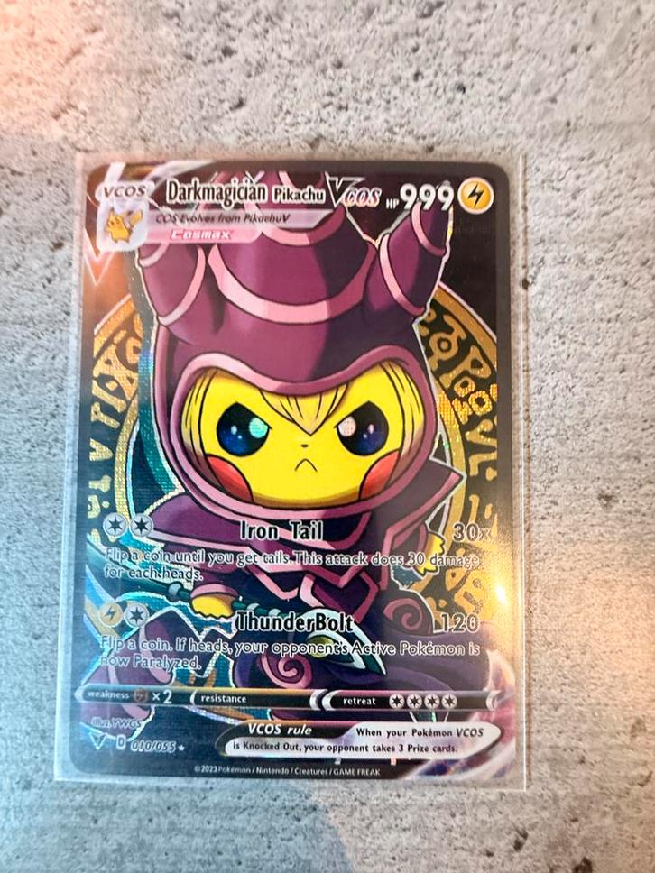 Dark Magician Pikachu VCOS – Pokémon Cosplay Proxy, Hobby en Vrije tijd, Verzamelkaartspellen | Pokémon, Zo goed als nieuw, Verzenden