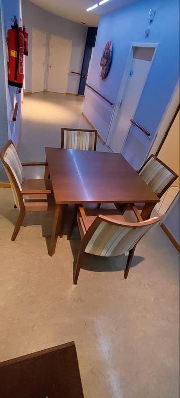 vierkante tafel met 4 stoelen beschikbaar voor biedingen