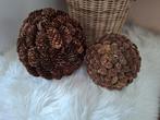 Twee decoratie bollen met dennenappels, Ophalen of Verzenden, Zo goed als nieuw