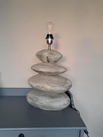 Stenen lamp beschikbaar voor biedingen