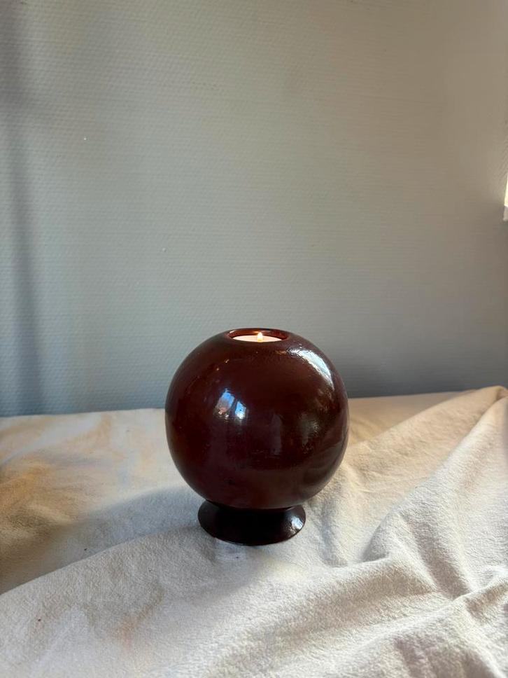 Vintage metalen burgundy red bol kandelaar op voet h15cm, Huis en Inrichting, Woonaccessoires | Kandelaars en Kaarsen, Zo goed als nieuw