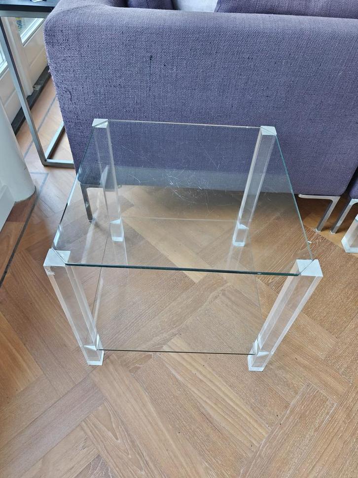 Glazen bijzettafel met perspex poten, Huis en Inrichting, Woonaccessoires | Krantenbakken en Lectuurbakken, Gebruikt, Ophalen