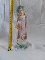 Antiek Porseleinen Beeldje Dame met Zwaan, Ophalen
