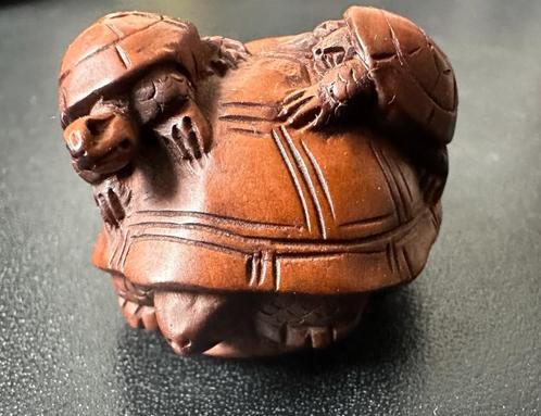 Boxwood Netsuke van een schildpad met 2 jongen Japan, Antiek en Kunst, Kunst | Niet-Westerse kunst, Ophalen of Verzenden