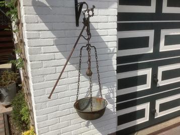 Brocante koperen weegschaal met ophangbeugel beschikbaar voor biedingen