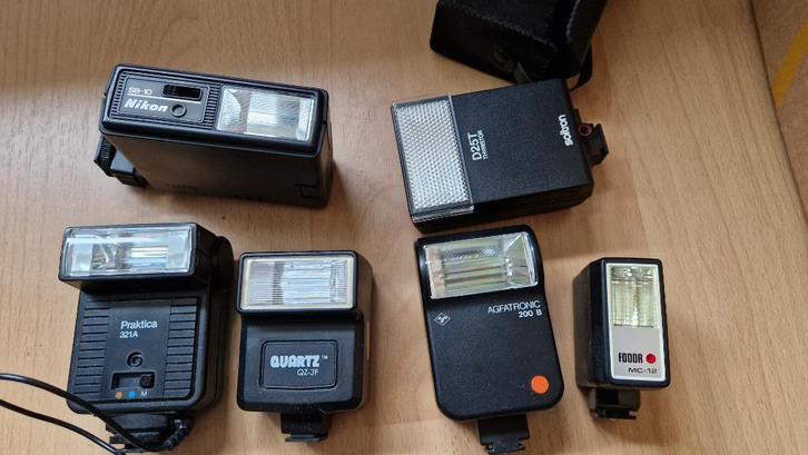 Diverse Flitsers aangeboden voor Analoge Camera's, Audio, Tv en Foto, Fotografie | Flitsers, Gebruikt, Overige merken, Kantelbaar