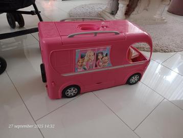 Barbie camper + barbie poppen  en assecoires  50€ beschikbaar voor biedingen