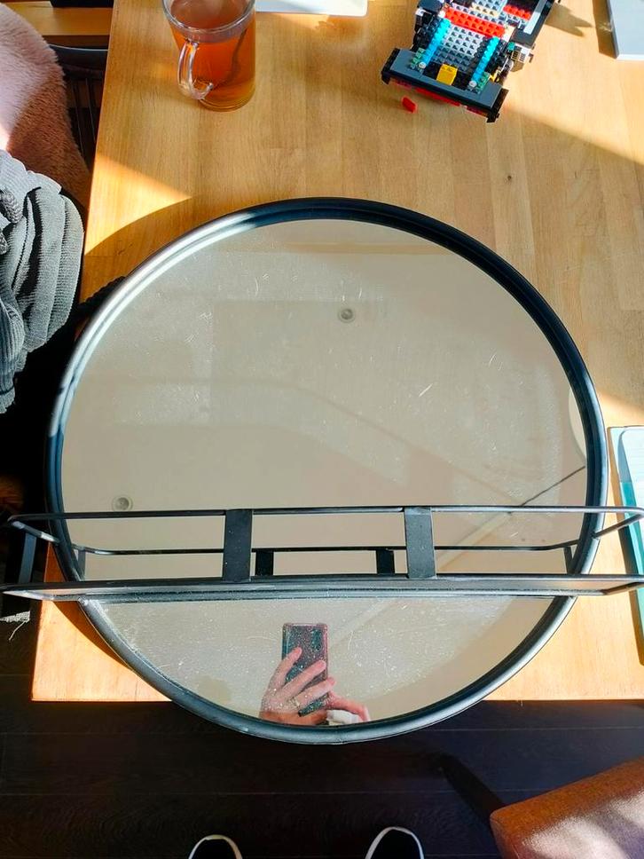 Zwarte ronde spiegel met rekje, Huis en Inrichting, Woonaccessoires | Spiegels, Zo goed als nieuw, Minder dan 50 cm, Minder dan 100 cm