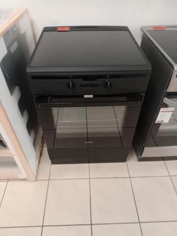 Zwarte Inductie Fornuis en een rvs inductie fornuis  beschikbaar voor biedingen