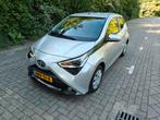 Toyota Aygo x-play 1.0 Vvt-i 72pk 5D 2019 Grijs, Auto's, Voorwielaandrijving, 4 stoelen, Handgeschakeld, Particulier