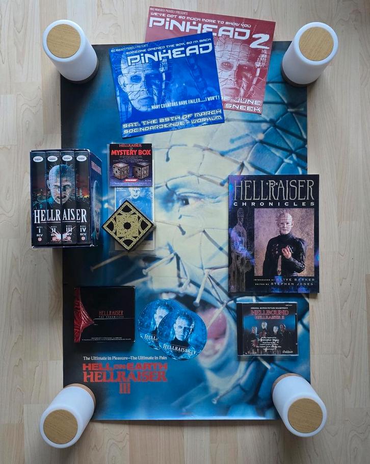 HELLRAISER COLLECTION (BOOK/CD'S/VHS/STICKERS/FLYERS/BOX), Cd's en Dvd's, Cd's | Filmmuziek en Soundtracks, Gebruikt, Ophalen of Verzenden
