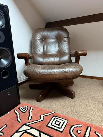 Gratis ophalen - vintage bruine leren en houten stoel beschikbaar voor biedingen