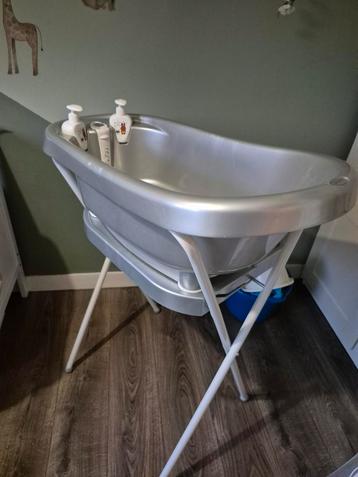 Grijs Babybadje met Standaard & Thermometer beschikbaar voor biedingen