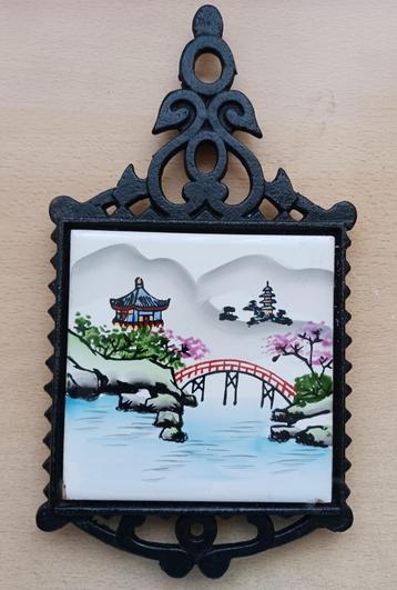 Japanse Vintage gietijzeren pannenonderzetter met tegel beschikbaar voor biedingen