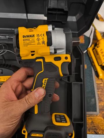 dewalt dcf922p2 slagmoersleutel 18v 5ah  laatste  beschikbaar voor biedingen