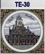 Te30 Tegeltje Delft Stadhuis, Huis en Inrichting, Woonaccessoires | Tekstborden en Spreuken, Ophalen of Verzenden, Zo goed als nieuw