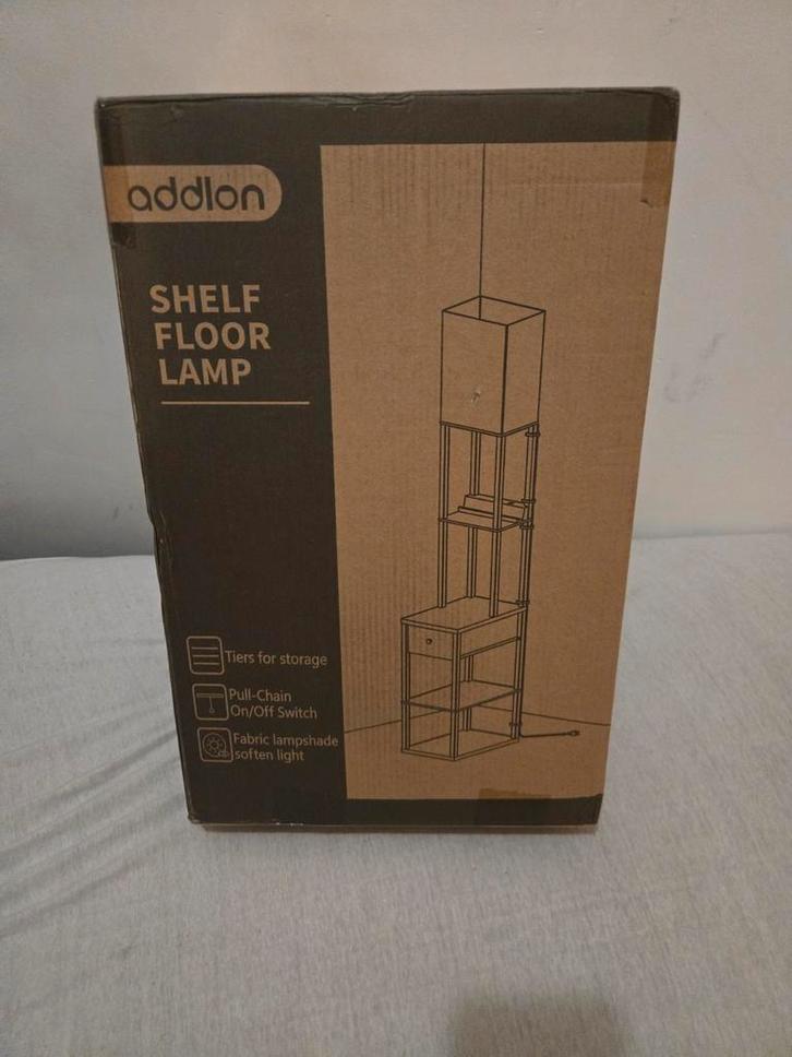 Nieuwe Addlon Staande Lamp met Opbergplanken, Huis en Inrichting, Lampen | Vloerlampen, Nieuw, 150 tot 200 cm, Metaal, Stof, Ophalen of Verzenden