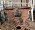 2 gietijzeren brocante tuinvazen 34 cm hoog, Ophalen of Verzenden, Zo goed als nieuw