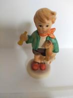 Hummel goebel beeldje, 239/0, 1967, meisje met speelgoed, Verzamelen, Ophalen of Verzenden, Hummel