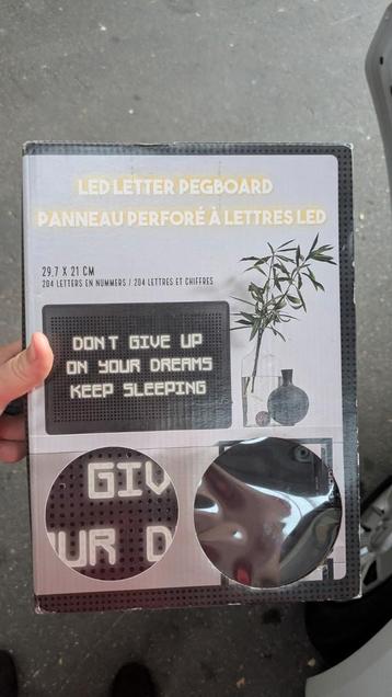 Led letter pegboard beschikbaar voor biedingen
