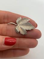 K535 Prachtige zilveren broche leaf, 4 tot 7 cm, Ophalen of Verzenden, Zilver, Zilver