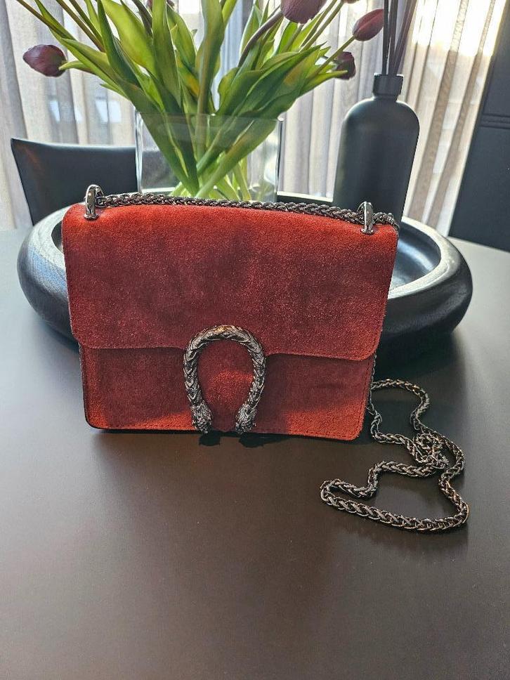 Echt ledere tas in suede kleur bordeaux kleur, Sieraden, Tassen en Uiterlijk, Tassen | Damestassen, Zo goed als nieuw, Handtas