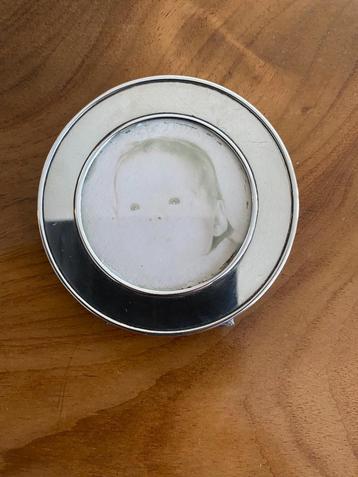 Vintage zilveren pasfotolijstje met metalen rand en glas 7,5 beschikbaar voor biedingen