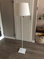 Witte lamp met witte kap, Huis en Inrichting, Lampen | Vloerlampen, Ophalen, Gebruikt