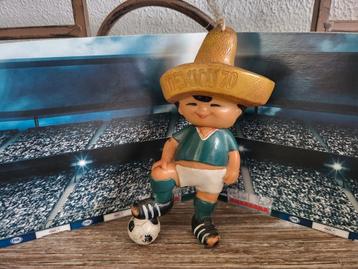Fifa Wk voetbal 1970 mascotte poppetje  beschikbaar voor biedingen