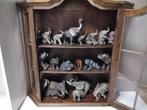 Mooi Vitrine kastje gevuld met 18 oliefanten WEG IS WEG, Ophalen, 25 tot 50 cm, 50 tot 100 cm, Minder dan 100 cm