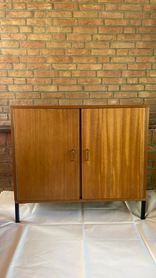 Retro 2 deurs kastje op zwart stalen pootjes, Verzamelen, Retro, Huis en Inrichting, Ophalen