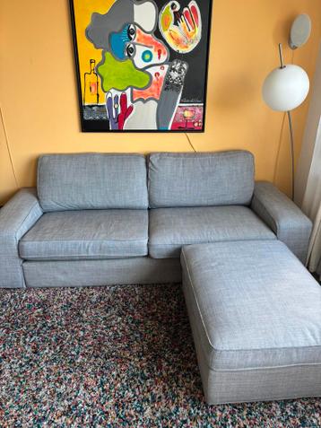 Grijze IKEA Kivik bank met hocker - afbeelding 3