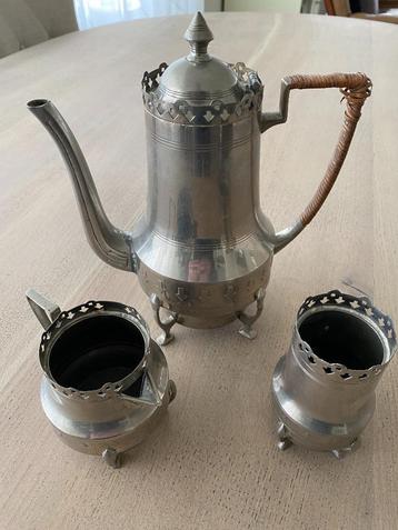 Antiek tinnen theepot met roomstel beschikbaar voor biedingen