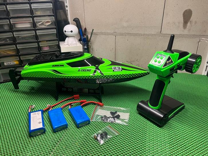 Speedboat Hurricane ( snelheden tot 45 km/h ), Hobby en Vrije tijd, Modelbouw | Radiografisch | Overige, Zo goed als nieuw, Ophalen of Verzenden