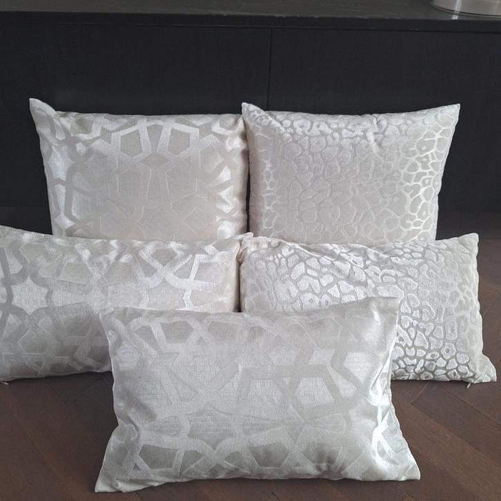 Super mooie chique crème witte sierkussens nieuw, Huis en Inrichting, Woonaccessoires | Kussens, Nieuw, Wit, Vierkant, Ophalen of Verzenden