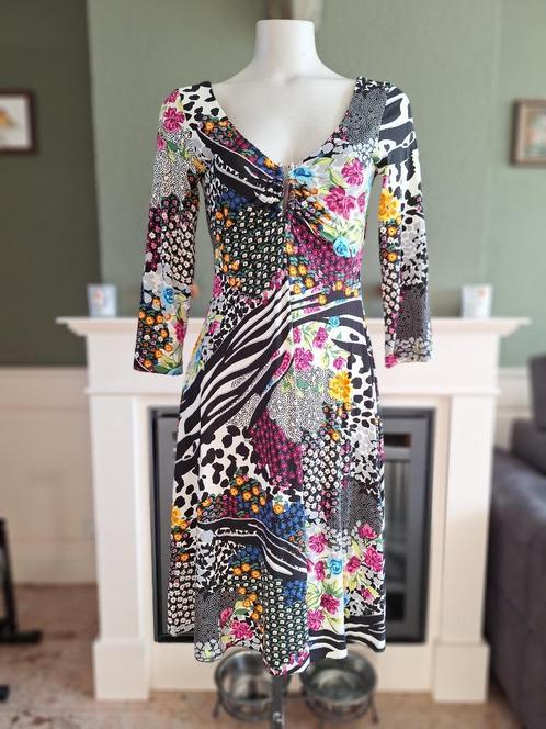 Sandro Ferrone jurk mooie kleuren borst detail IT 46 NL 40, Kleding | Dames, Jurken, Zo goed als nieuw, Maat 38/40 (M), Roze, Knielengte