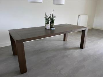 Eettafel beschikbaar voor biedingen