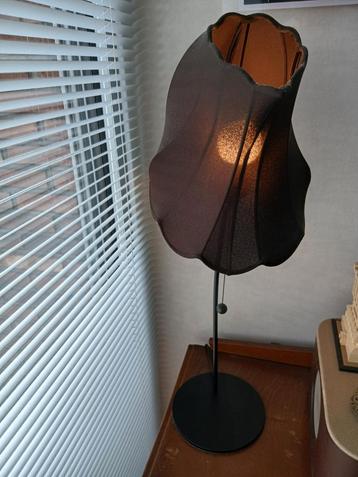 Elegante design zwarte tafellamp met stoffen kap beschikbaar voor biedingen