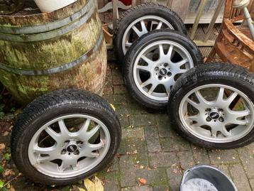 Originele Mini velgen mét winterbanden beschikbaar voor biedingen
