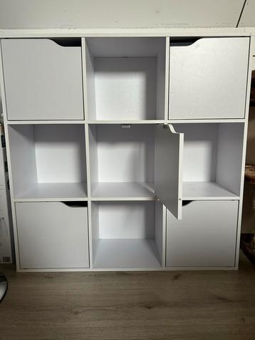 Wit vakkenkastje met deurtjes - 90x90x29 cm beschikbaar voor biedingen