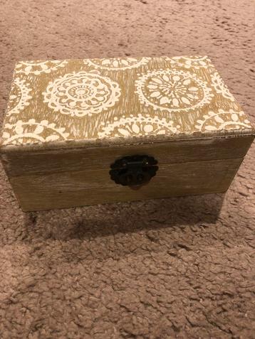 Houten Unique Kistje met Decoratie beschikbaar voor biedingen