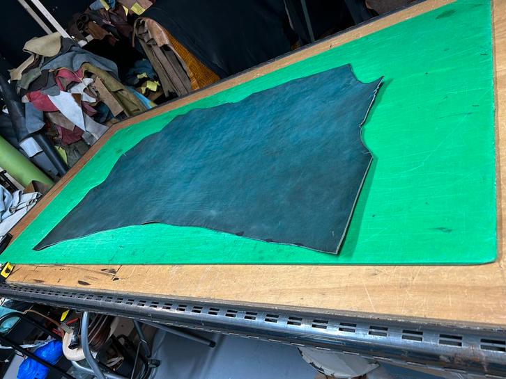 Blauwgroen tuigleer 3-3,5 mm dikte half soepel, Hobby en Vrije tijd, Stoffen en Lappen, Zo goed als nieuw, Leer of Kunstleer, 30 tot 120 cm