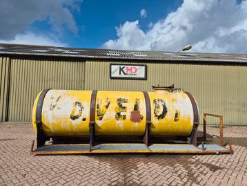 Gebruikte tank op containerslee te koop. beschikbaar voor biedingen