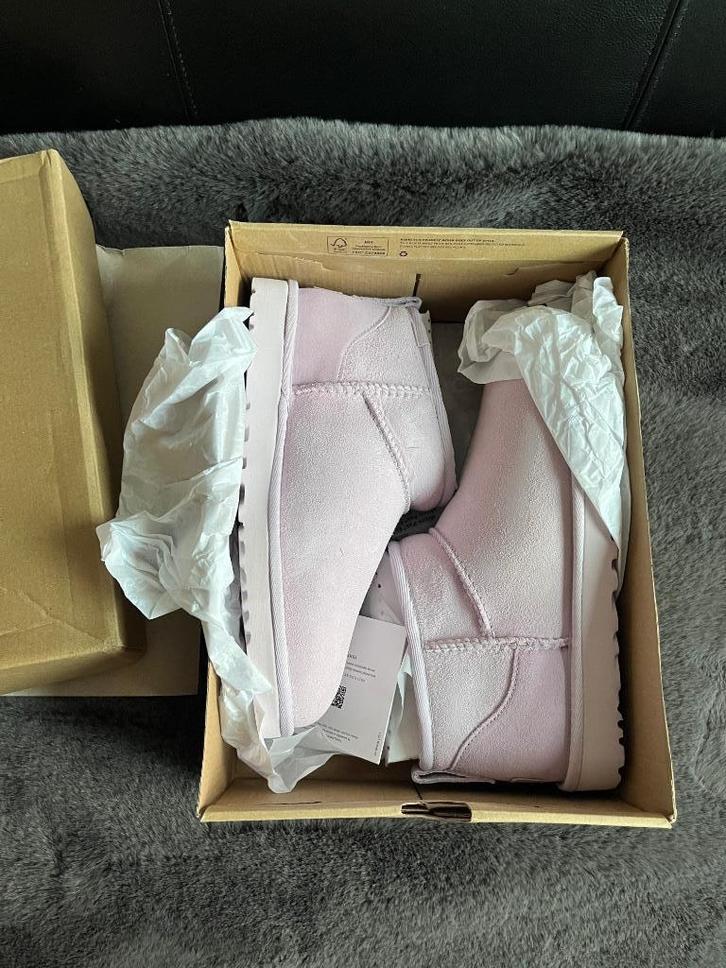 UGG Classic Ultra Mini Lavender Fog Maat 40 - Nieuw, Kleding | Dames, Schoenen, Nieuw, Lage of Enkellaarzen, Overige kleuren, Verzenden