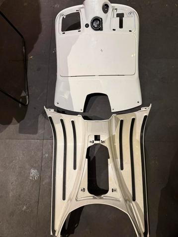 Vespa GTS beenschild treeplank kappenset beschikbaar voor biedingen