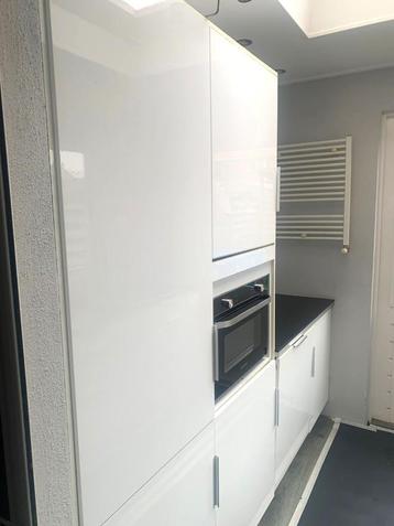 Complete hoogglans wit keuken bijna nieuw + alle apparatuur beschikbaar voor biedingen
