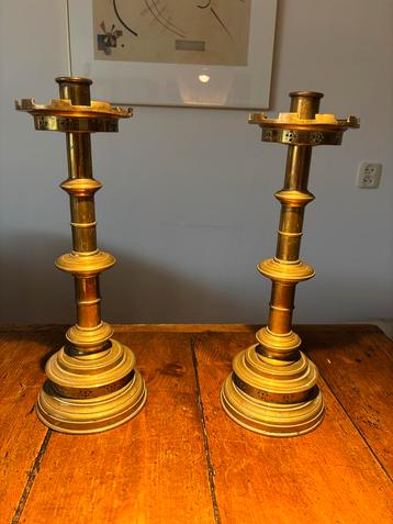Antieke kandelaars beschikbaar voor biedingen