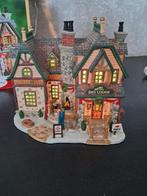 Lemax Pine Hill Ski Lodge compleet met verlichting, Diversen, Ophalen of Verzenden