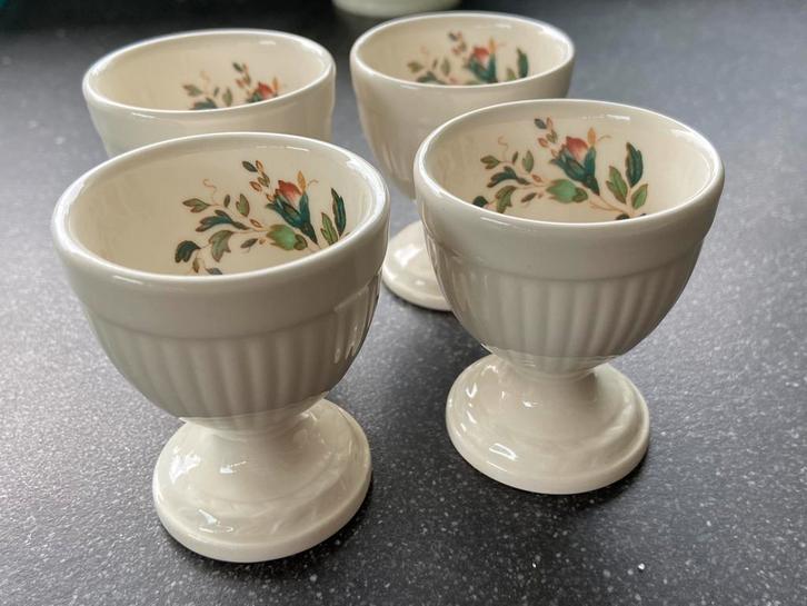 Wedgwood Conway 4 puntgave eierdopjes bloemen ei dop, Huis en Inrichting, Keuken | Servies, Zo goed als nieuw, Bord(en), Wedgwood
